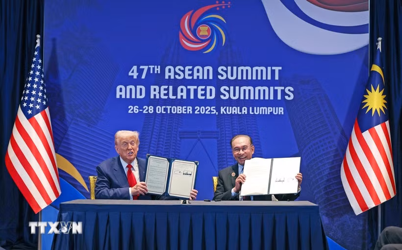 Thủ tướng Anwar Ibrahim và Tổng thống Mỹ Donald Trump tại lễ ký thảo thuận thương mại song phương. (Nguồn: Bernama)
