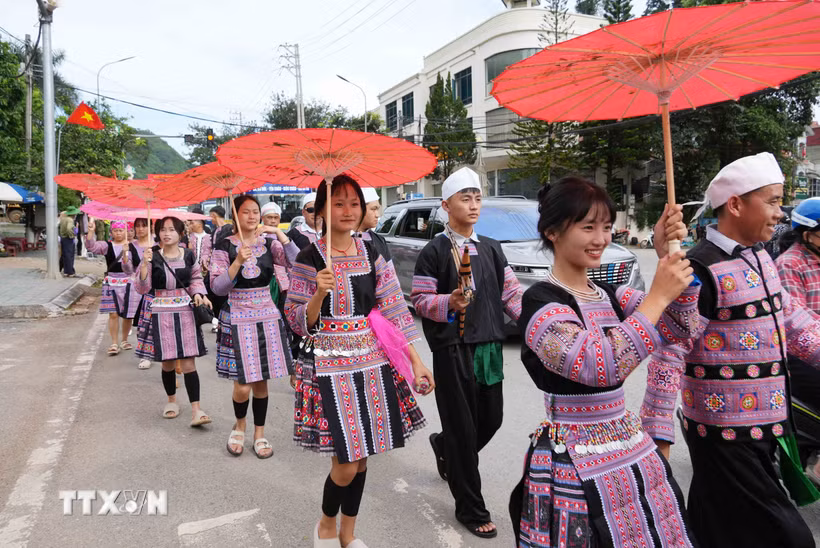 Người dân địa phương trong trang phục dân tộc Mông tham gia không gian sắc màu văn hóa cộng đồng đường phố diễn ra ở phường Mộc Châu, tỉnh Sơn La. (Ảnh: Nguyễn Cường/TTXVN)