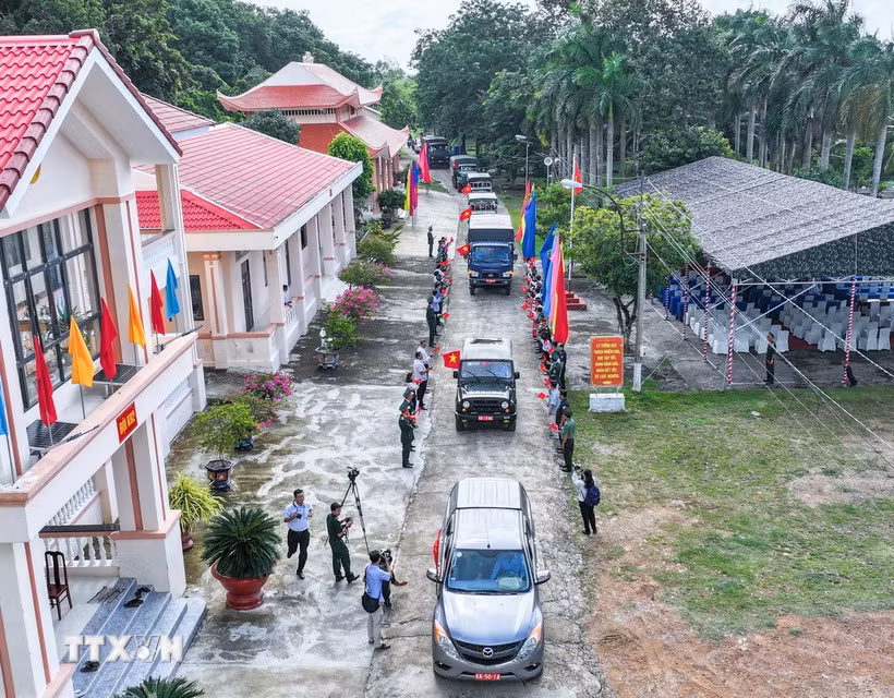 Cán bộ, chiến sỹ Đội K92, Đội K93 tỉnh An Giang xuất quân, lên đường sang Campuchia, tiếp tục hành trình tìm kiếm, quy tập và đưa hài cốt các liệt sỹ trở về đất Mẹ. (Ảnh: Văn Sĩ/TTXVN)
