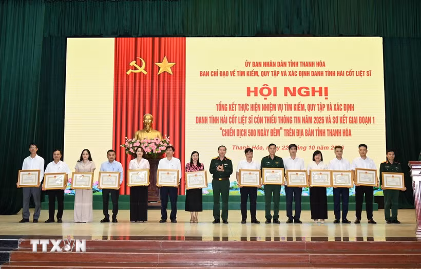 Các cá nhân thực hiện chiến dịch 500 ngày đêm nhận Bằng khen của Chủ tịch Ủy ban Nhân dân tỉnh Thanh Hóa. (Ảnh: Khiếu Tư/TTXVN)