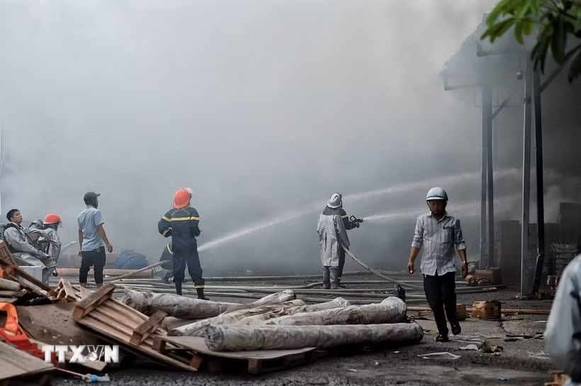 Sau hơn nửa tiếng, lực lượng Cảnh sát Phòng cháy chữa cháy và Cứu nạn cứu hộ với đầy đủ trang thiết bị đã khống chế được đám cháy. (Ảnh: Phạm Tuấn Anh/TTXVN)