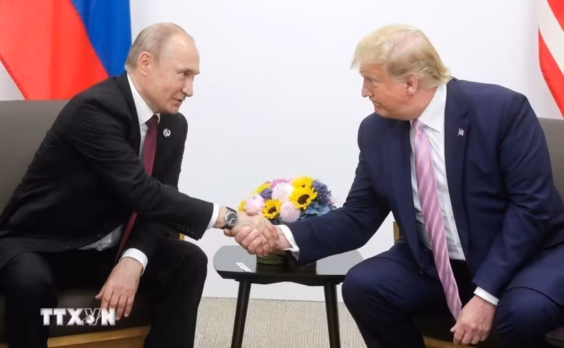 Tổng thống Nga Vladimir Putin (trái) và Tổng thống Mỹ Donald Trump tại cuộc gặp ở Osaka, Nhật Bản ngày 28/6/2019. (Ảnh: Getty Images/TTXVN)