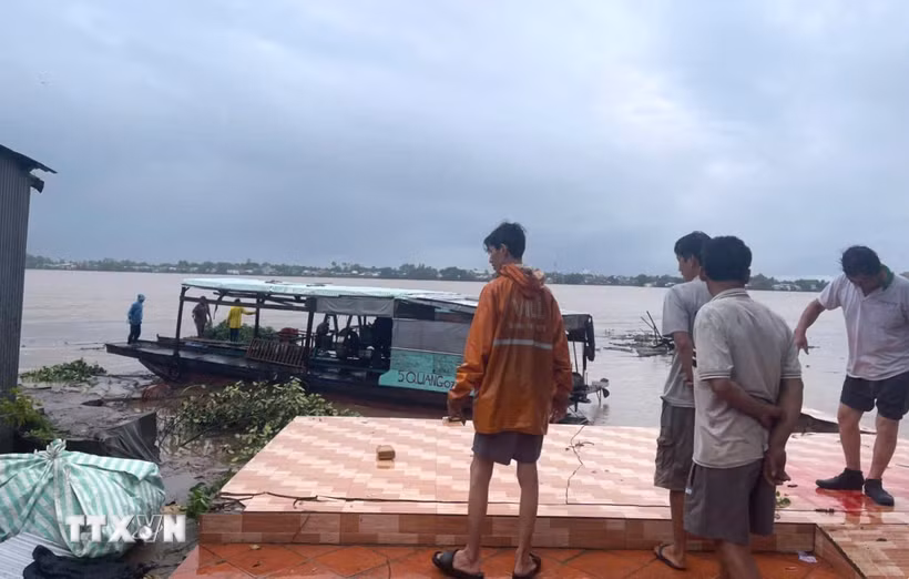 Sạt lở bờ sông Tiền thuộc ấp Tân Quới, xã Tân Long, tỉnh Đồng Tháp làm 4 căn nhà của người dân đổ sụp xuống sông. (Nguồn: TTXVN phát)