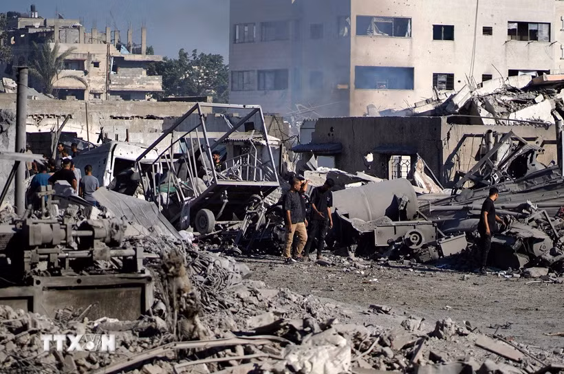 Thiệt hại sau các cuộc không kích của Israel xuống Dải Gaza. (Ảnh: THX/TTXVN phát)