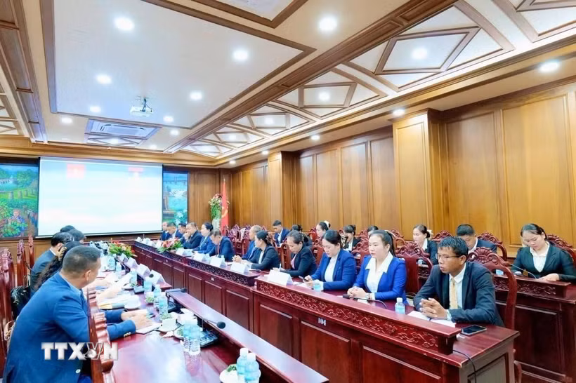 Quang cảnh hội đàm giữa đoàn đại biểu Ủy ban Mặt trận Tổ quốc Việt Nam tỉnh Quảng Ngãi và Ủy ban Mặt trận Lào xây dựng đất nước tỉnh Champasak. (Ảnh: Xuân Tú/TTXVN)