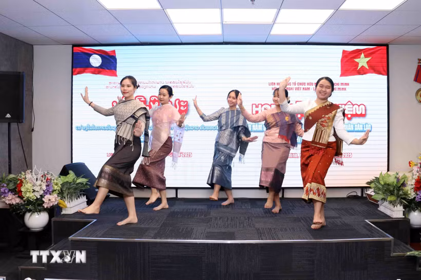 Sinh viên Lào tại Việt Nam biểu diễn tại buổi kỷ niệm Quốc khánh Lào. (Ảnh: Xuân Khu/TTXVN)