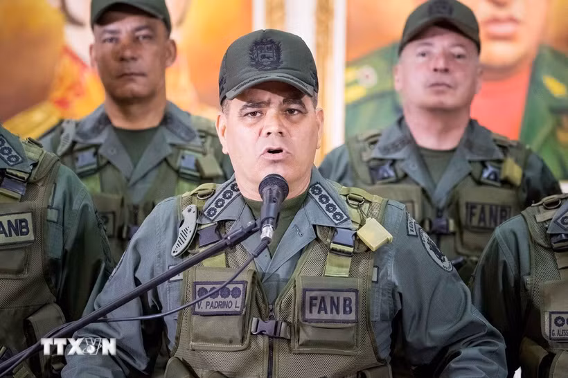 Bộ trưởng Quốc phòng Venezuela Vladimir Padrino Lopez (phía trước) phát biểu tại thủ đô Caracas. (Nguồn: EFE/TTXVN)