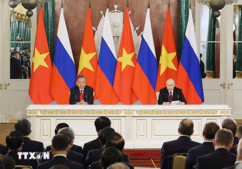 Tổng Bí thư, Chủ tịch nước Tô Lâm và Tổng thống Nga Vladimir Putin họp báo chung. (Ảnh: Thống Nhất/TTXVN)