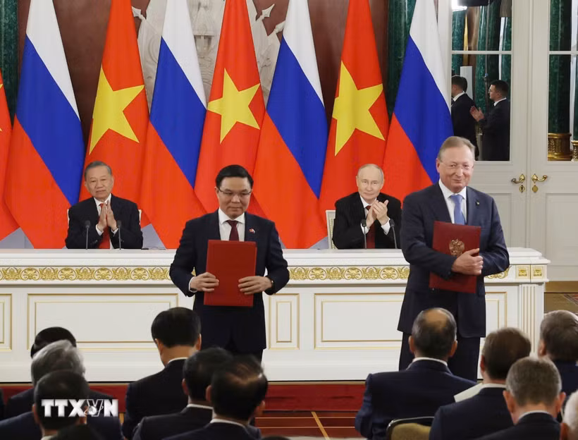 Tổng Bí thư, Chủ tịch nước Tô Lâm và Tổng thống Nga Vladimir Putin chứng kiến Lễ trao văn kiện hợp tác giữa hai nước. (Ảnh: Thống Nhất/TTXVN)