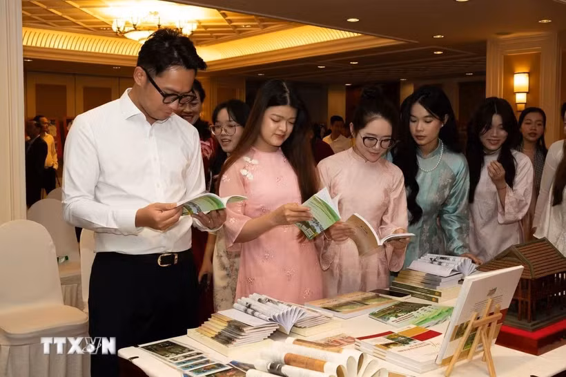 Lưu học sinh tìm hiểu những tác phẩm về ấn phẩm sách, ảnh tiêu biểu về cuộc đời, sự nghiệp, tư tưởng, đạo đức, phong cách Chủ tịch Hồ Chí Minh. (Ảnh: TTXVN phát)