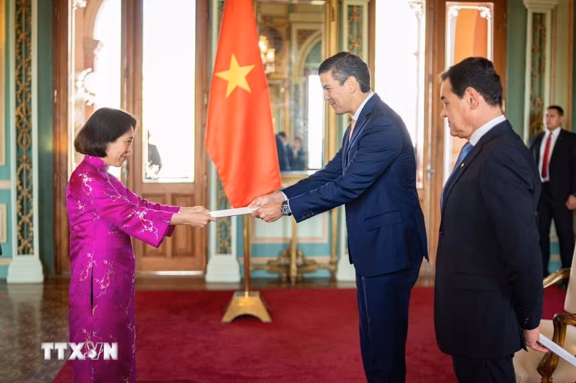 Đại sứ Việt Nam Ngô Minh Nguyệt trình Thư ủy nhiệm của Chủ tịch nước Lương Cường lên Tổng thống Paraguay Santiago Peña Palacios. (Nguồn: Đại sứ quán Việt Nam cung cấp)