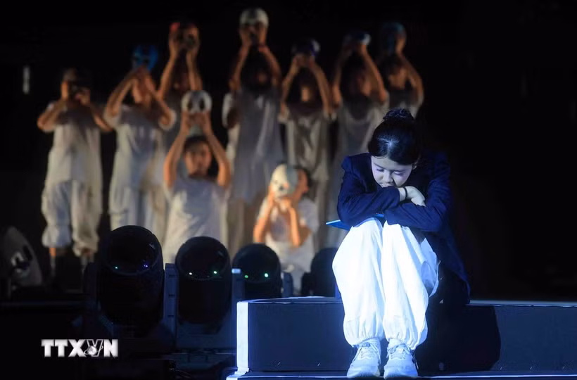 Màn biểu diễn Minishow "Kết nối học đường." (Ảnh: Phạm Kiên/TTXVN)
