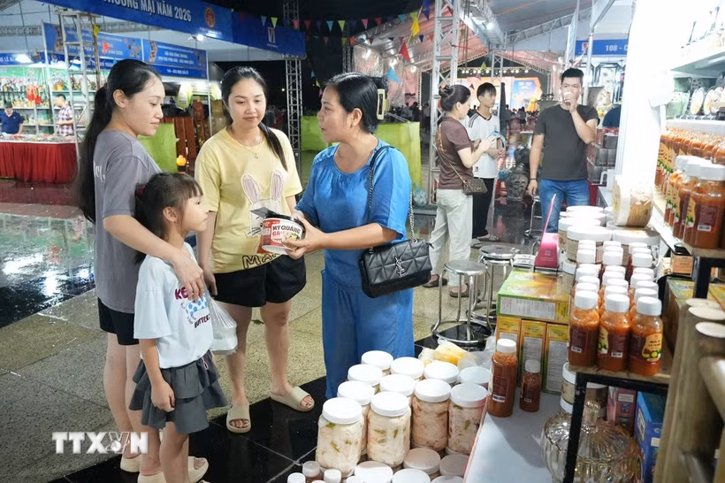 Khách tham quan, mua sắm tại các gian hàng. (Ảnh: Việt Hùng/TTXVN)