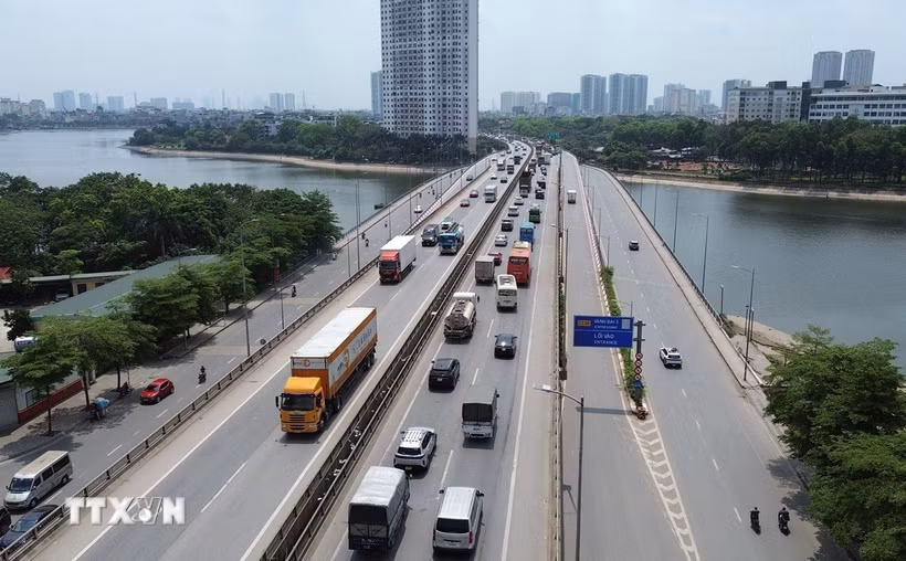Các phương tiện di chuyển trên đường Vành đai 3 trên cao. (Ảnh: Quốc Khánh/TTXVN)