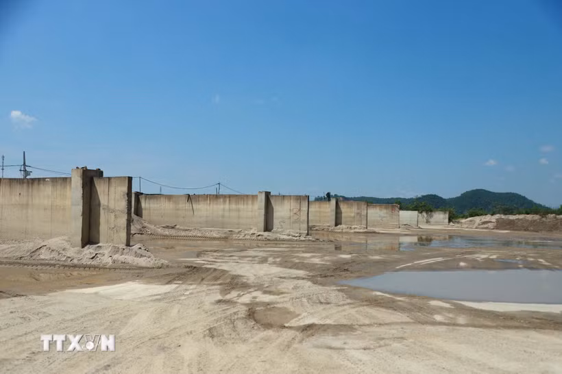 Mỏ cát bị tạm dừng hoạt động do chưa đáp ứng yêu cầu giám sát. (Ảnh: Trịnh Duy Hưng/TTXVN)