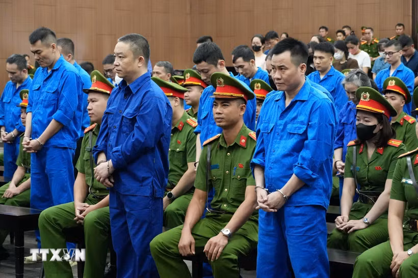 Các bị cáo nghe Tòa tuyên án. (Ảnh: Kim Anh/TTXVN)