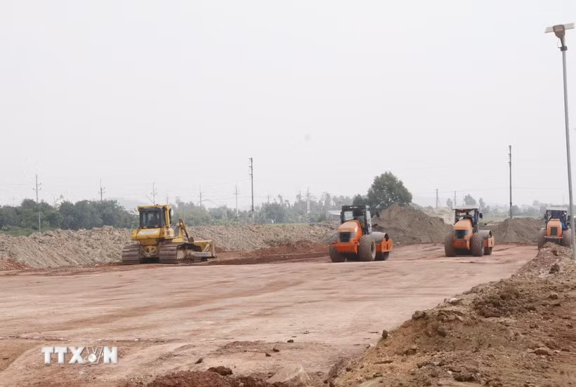 Đường giao thông D1, hoàn trả và kết nối hạ tầng đến Dự án đầu tư xây dựng đường kết nối sân bay Gia Bình với Hà Nội đang tích cực được triển khai. (Ảnh: Thanh Thương/TTXVN)