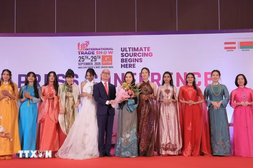 Đại sứ Việt Nam tại Ấn Độ Trịnh Minh Mạnh chụp ảnh cùng nhà thiết kế Đoan Trang. (Ảnh: Vũ Hà/TTXVN)