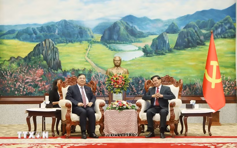 Tổng Bí thư, Chủ tịch nước Lào Thongloun Sisoulith (phải) tiếp Phó Thủ tướng Thường trực Chính phủ Phạm Gia Túc. (Ảnh: Xuân Tú/TTXVN)