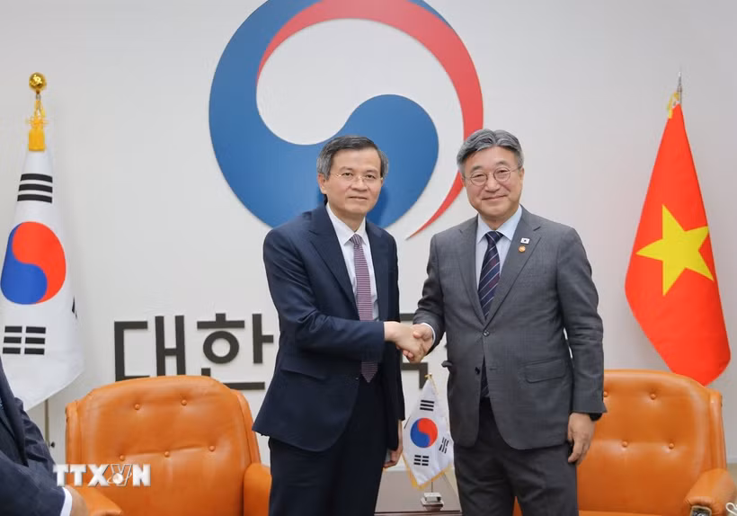 Đồng chí Đoàn Minh Huấn chụp ảnh cùng Bộ trưởng Bộ Hành chính và An toàn Hàn Quốc Yoon Ho Jung. (Ảnh: Khánh Vân/TTXVN)