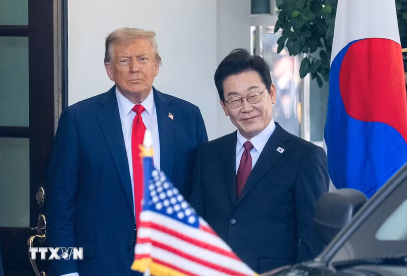 Tổng thống Mỹ Donald Trump (trái) và Tổng thống Hàn Quốc Lee Jae Myung tại cuộc gặp ở Nhà Trắng, Washington DC., Mỹ, ngày 25/8/2025. (Nguồn: THX/TTXVN)