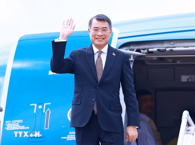 Thủ tướng Lê Minh Hưng rời thủ đô Phnom Penh về nước, kết thúc tốt đẹp chuyến thăm chính thức Vương quốc Campuchia. (Ảnh: Dương Giang/TTXVN)