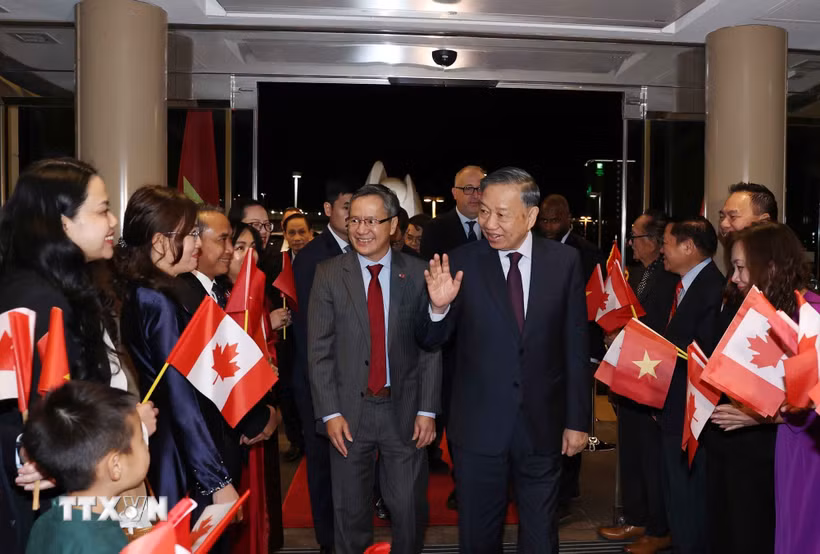 Cán bộ, nhân viên Đại sứ quán và đại diện cộng đồng người Việt Nam tại Canada đón Tổng Bí thư, Chủ tịch nước Tô Lâm. (Ảnh: Thống Nhất/TTXVN)