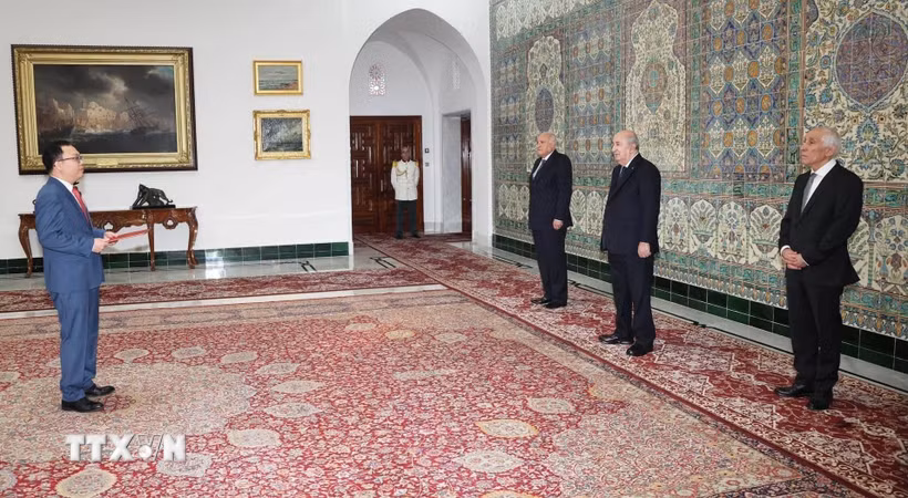 Đại sứ Vũ Duy Long trình Thư ủy nhiệm lên Tổng thống Algeria Abdelmadjid Tebboune. (Ảnh: TTXVN phát)