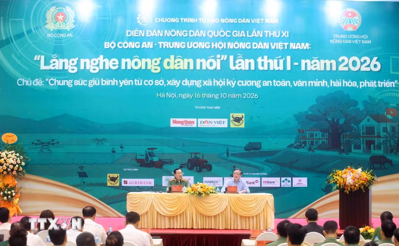 Thượng tướng Lê Văn Tuyến, Ủy viên Trung ương Đảng, Thứ trưởng Bộ Công an và đồng chí Lương Quốc Đoàn, Ủy viên Trung ương Đảng, Chủ tịch Trung ương Hội Nông dân Việt Nam điều hành Diễn đàn. (Ảnh: Phạm Kiên/TTXVN)