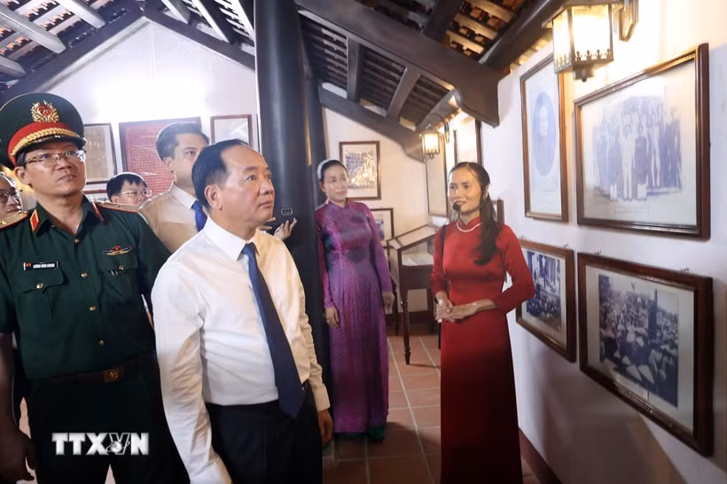 Đồng chí Trịnh Văn Quyết, Ủy viên Bộ chính trị, Bí thư Trung ương Đảng, Trưởng ban Tuyên Giáo Trung ương cùng đoàn công tác tham quan nhà lưu niệm cụ Huỳnh Thúc Kháng. (Ảnh: Trần Tĩnh/TTXVN)