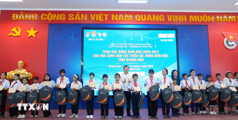 Bà Trương Mỹ Hoa, nguyên Bí thư Trung ương Đảng, nguyên Phó Chủ tịch nước, Chủ tịch Quỹ “Vì Tuổi trẻ vùng cao và hải đảo,” Chủ nhiệm Câu lạc bộ “Vì Hoàng Sa-Trường Sa thân yêu và lãnh đạo tỉnh Khánh Hòa trao học bổng cho học sinh. (Ảnh: Phan Sáu/TTXVN)