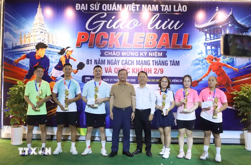 Đại sứ Việt Nam tại Lào Nguyễn Minh Tâm trao giải cho đội đạt giải nhất chung cuộc. (Ảnh: Xuân Tú/TTXVN)