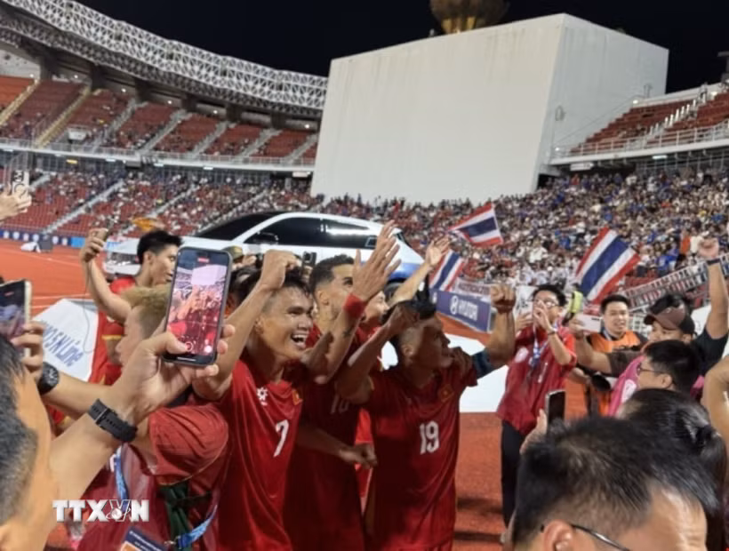 Niềm vui của các cầu thủ Việt Nam sau khi dẫn trước Thái Lan 2-0. (Ảnh: Phạm Hải/TTXVN)