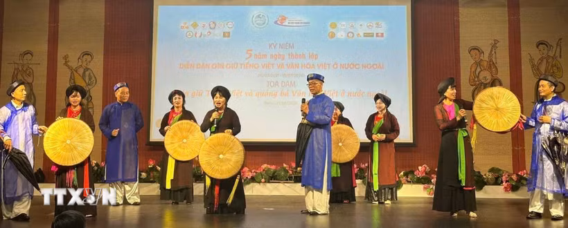 Một hoạt động khuyến khích gìn giữ tiếng Việt và văn hóa Việt ở nước ngoài do Trung tâm Văn hóa Việt Nam tại Pháp phối hợp tổ chức. (Ảnh: TTXVN phát)