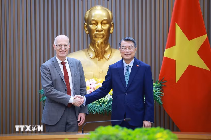 Thủ tướng Lê Minh Hưng tiếp ông Peter Tschentscher, Thủ hiến kiêm Thị trưởng thứ nhất thành phố Hamburg (Đức). (Ảnh: Dương Giang/TTXVN)
