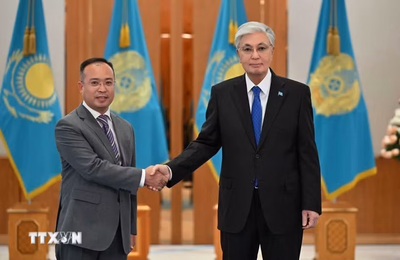 Đại sứ Nguyễn Thành Lê trình Quốc thư lên Tổng thống Kazakhstan. (Ảnh: TTXVN phát)