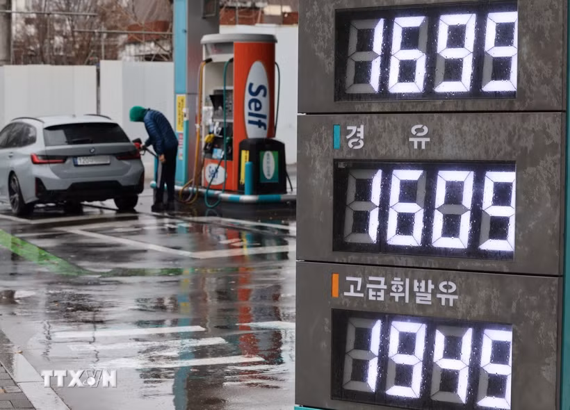Giá xăng dầu được niêm yết tại trạm xăng ở Seoul, Hàn Quốc. (Nguồn: Yonhap/TTXVN)