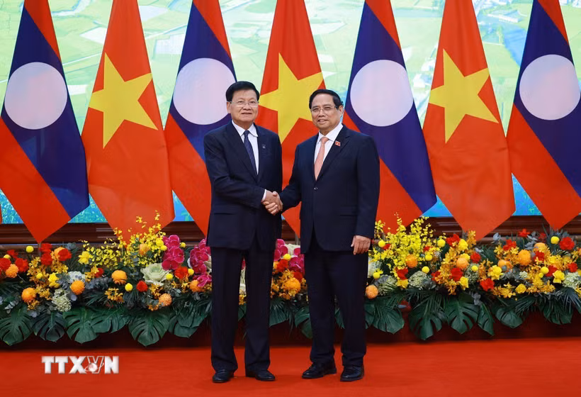Thủ tướng Phạm Minh Chính hội kiến Tổng Bí thư, Chủ tịch nước Lào Thongloun Sisoulith. (Ảnh: Dương Giang/TTXVN)