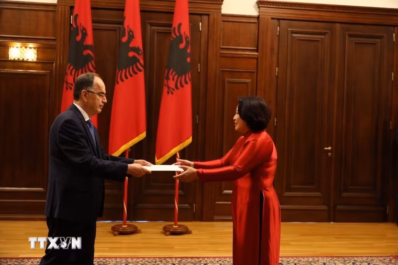 Đại sứ Phạm Thị Thu Hương trình Quốc thư lên Tổng thống Albania Bajram Begaj. (Nguồn: TTXVN phát)