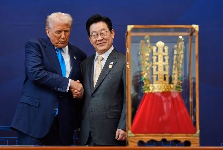 Tổng thống Mỹ Donald Trump được Tổng thống Lee Jae Myung tặng bản sao của một chiếc vương miện vàng lịch sử. (Nguồn: AP)