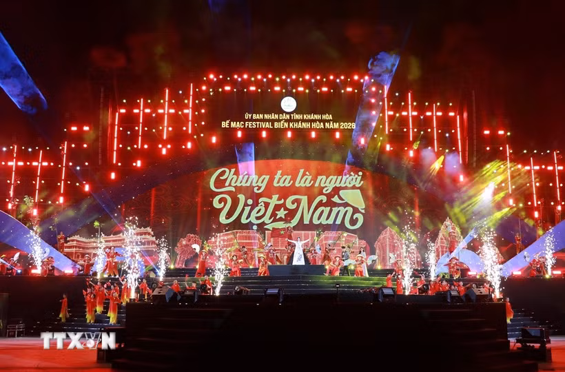 Sân khấu đêm bế mạc lung linh sắc màu âm nhạc và ánh sáng tại Festival Biển Khánh Hòa 2026. (Ảnh: Phan Sáu/TTXVN)