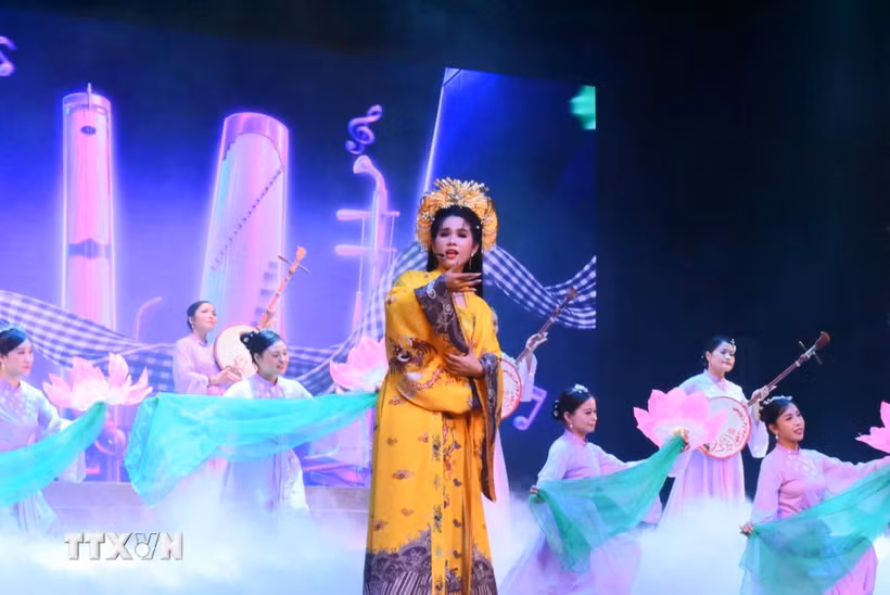 Tiết mục biểu diễn nghệ thuật của các nghệ sỹ tại Liên hoan Sân khấu Hà Nội mở rộng năm 2026. (Ảnh: Tuyết Mai/TTXVN)