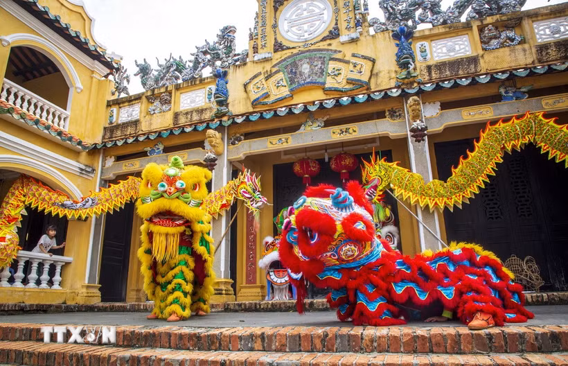 Múa Lân Sư Rồng từ lâu đã trở thành nét đẹp gắn liền đời sống tinh thần người dân. (Ảnh: Giang Phương/TTXVN)