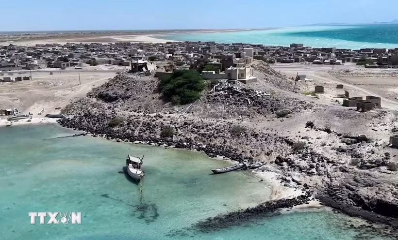 Cảnh tàn phá do xung đột tại khu vực ven biển thuộc huyện Dhubab, tỉnh Taiz, Yemen. (Ảnh: THX/TTXVN phát)