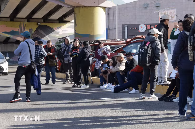 Người di cư tại cửa khẩu Chaparral ở Tijuana, Mexico, ngày 20/1/2025. (Ảnh: THX/TTXVN)