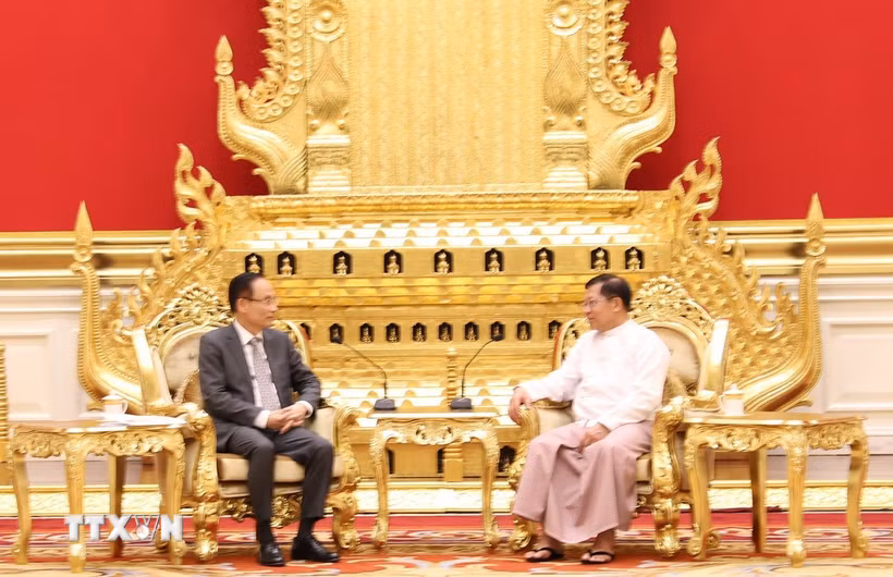 Bộ trưởng Ngoại giao Lê Hoài Trung hội kiến Tổng thống Myanmar Min Aung Hlaing. (Ảnh: Đỗ Sinh/TTXVN)