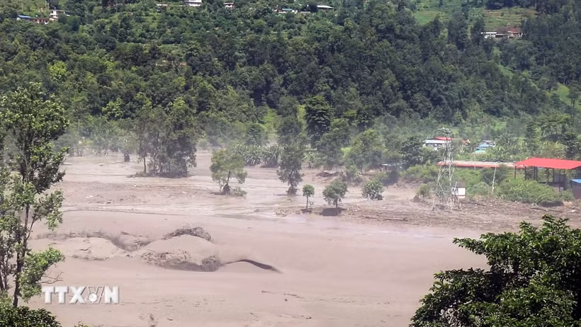 Khu vực bị tàn phá do lũ quét cuốn theo bùn đất tại huyện Rasuwa, Nepal, ngày 26/8/2026. (Ảnh: ANI/TTXVN phát)