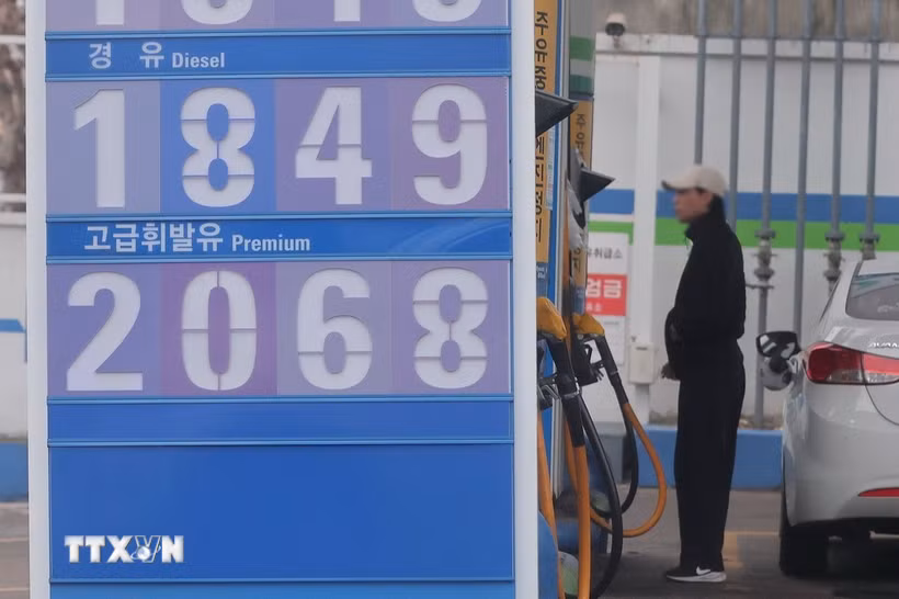 Giá xăng dầu được niêm yết tại trạm xăng ở Seoul, Hàn Quốc. (Ảnh: Yonhap/TTXVN)