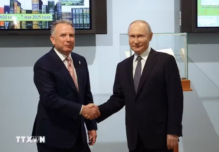 Đặc phái viên của Tổng thống Mỹ Donald Trump, ông Steve Witkoff (trái) trong cuộc gặp Tổng thống Nga Vladimir Putin tại thành phố St. Petersburg, Nga ngày 11/4/2025. (Nguồn: REUTERS/TTXVN)