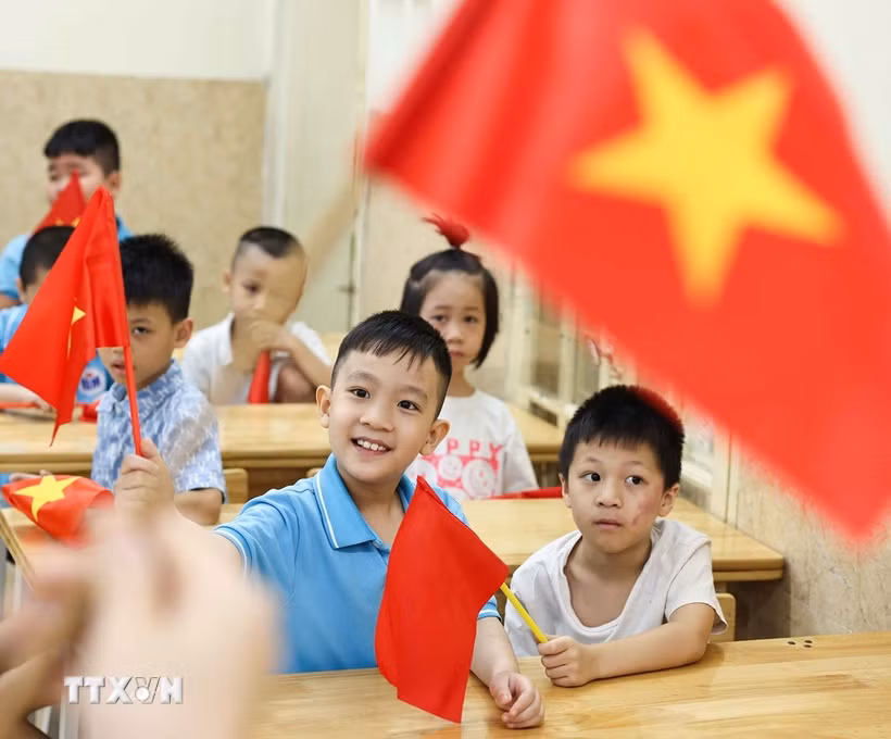 Học sinh Trường Tiểu học Bình Minh (phường Cửa Nam, Hà Nội) háo hức mong chờ ngày khai giảng. (Ảnh: Thanh Tùng/TTXVN)